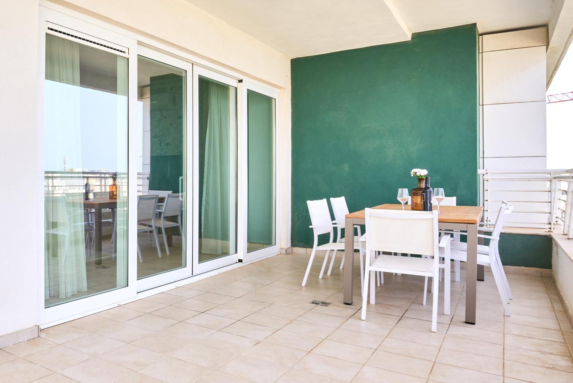 Stunning 3-Bedroom Seaview Retreat In Fort Cambridge สลีมา ภายนอก รูปภาพ