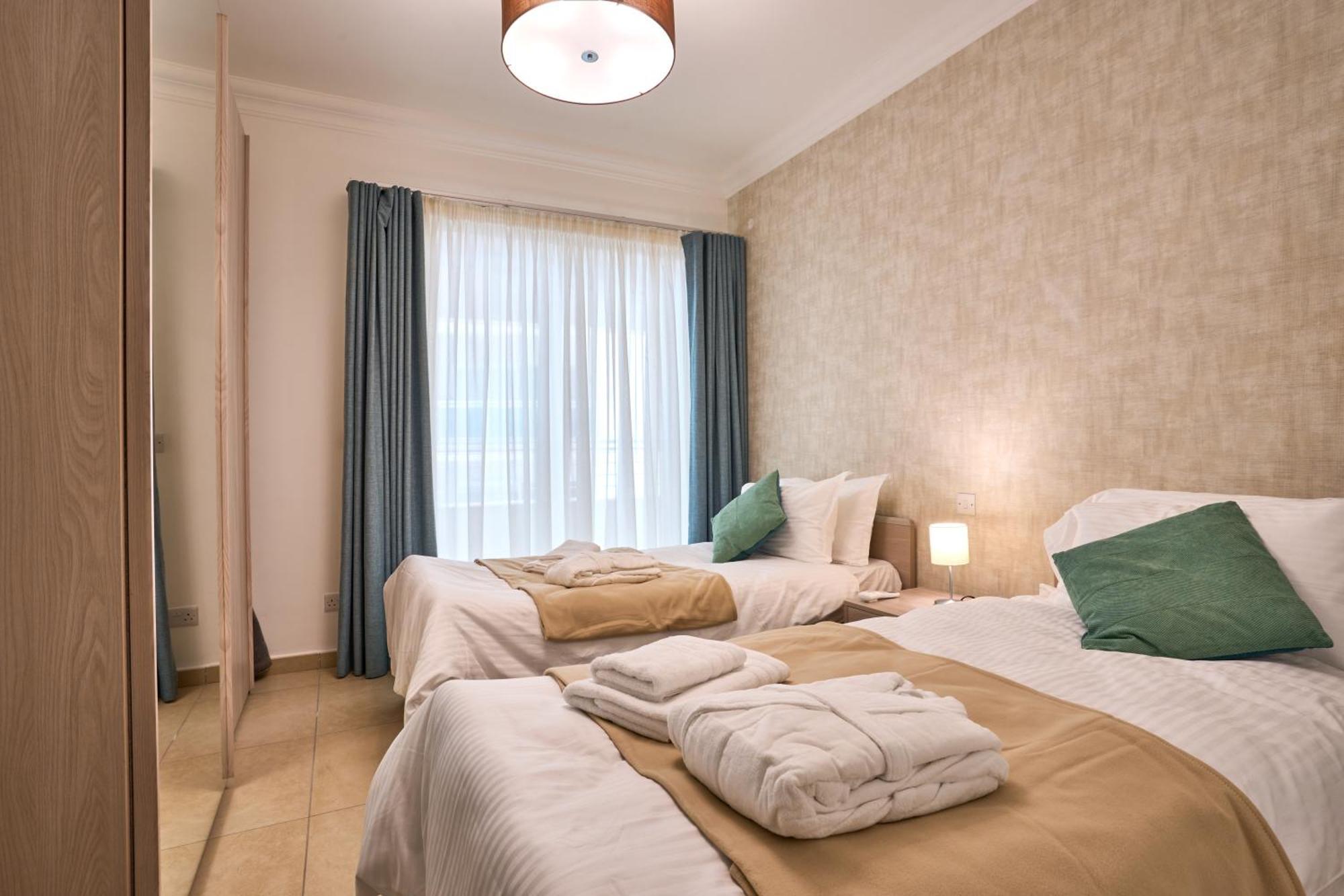 Stunning 3-Bedroom Seaview Retreat In Fort Cambridge สลีมา ภายนอก รูปภาพ